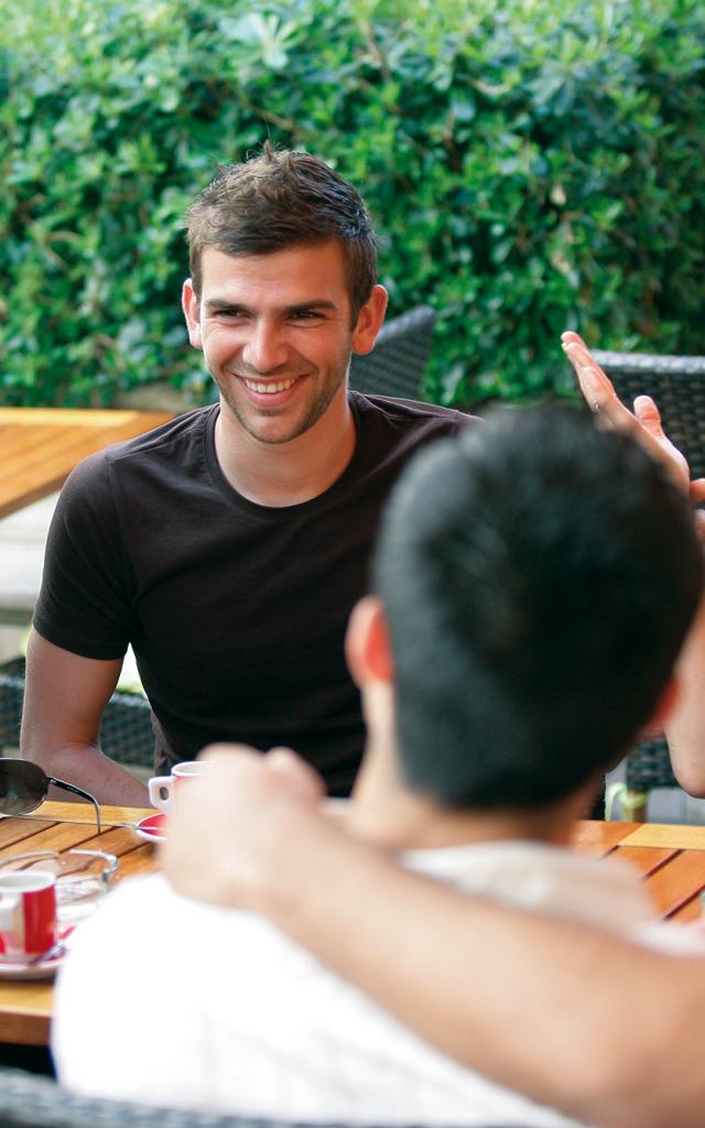 Gruppe von Freunden auf der Terrasse eines Cafés