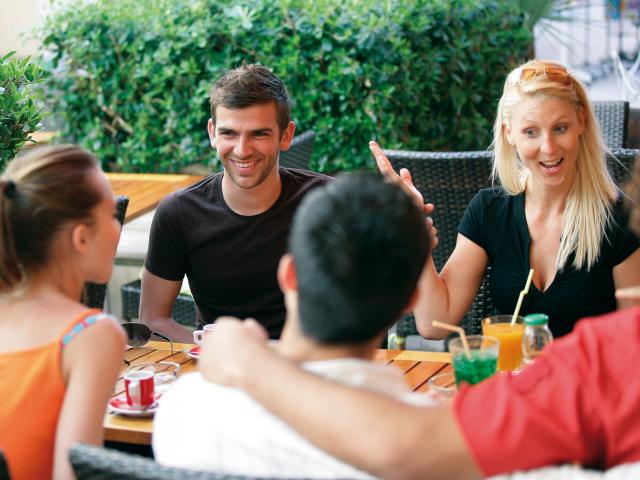 Gruppe von Freunden auf der Terrasse eines Cafés