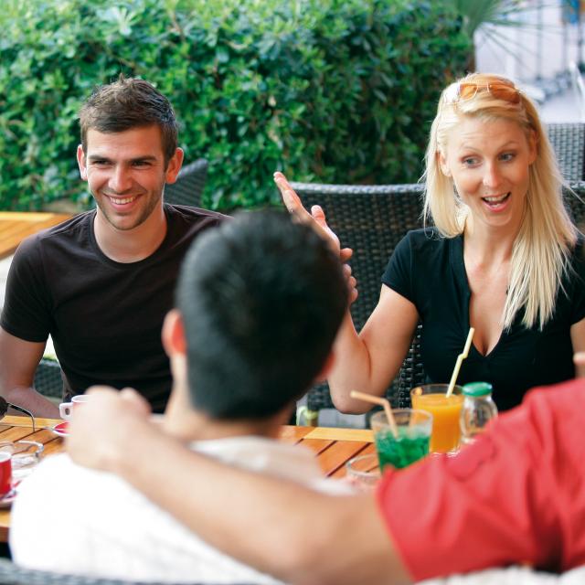 Groupe d'amis à la terrasse d'un café