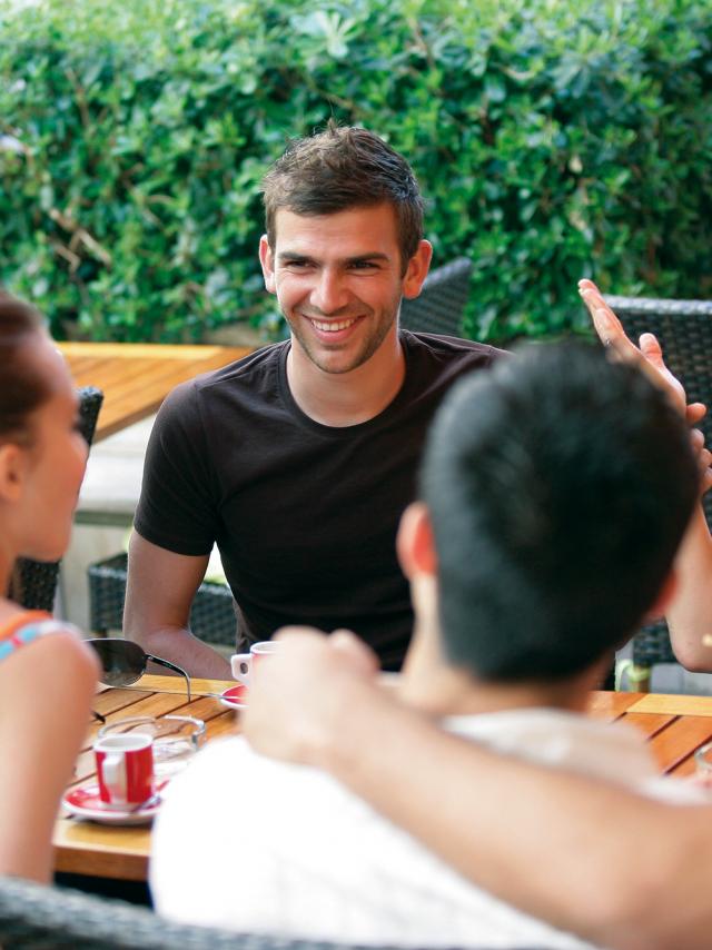 Gruppe von Freunden auf der Terrasse eines Cafés