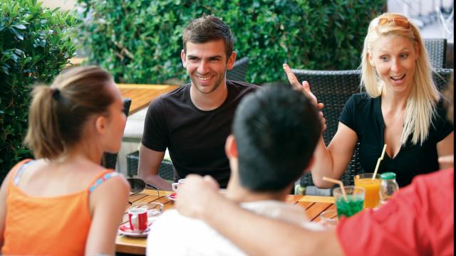 Gruppe von Freunden auf der Terrasse eines Cafés