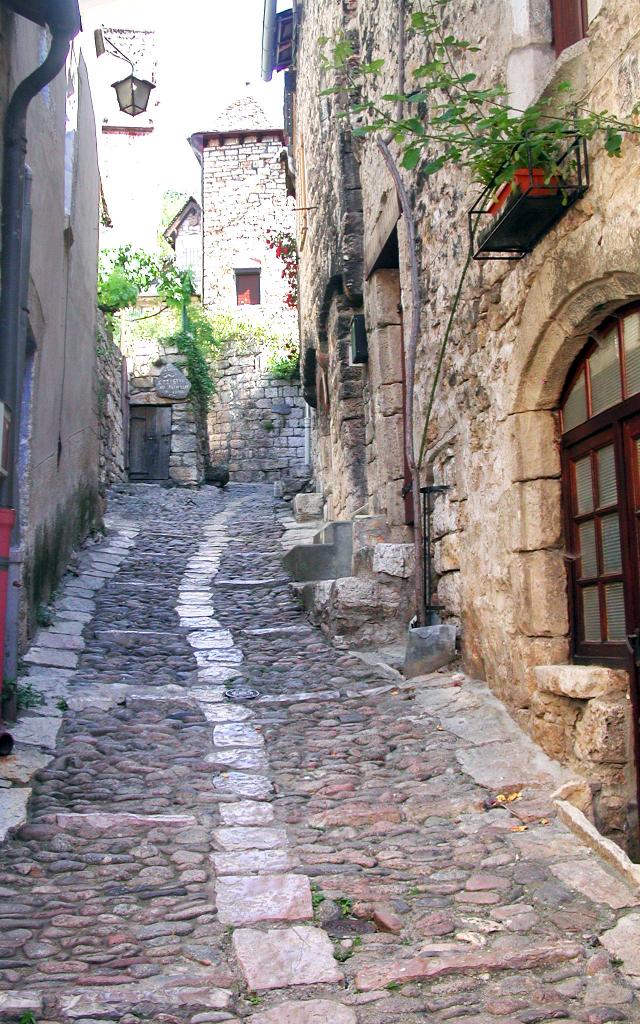 Ruelle pavée de Saint-Enimie dans les Gorges du tarn en Lozère