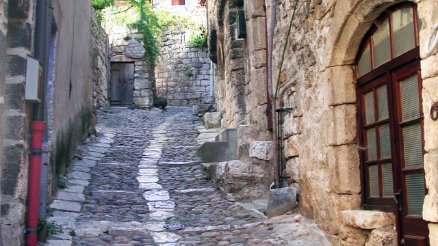 Gepflasterte Gasse in Saint-Enimie in den Gorges du tarn in Lozère