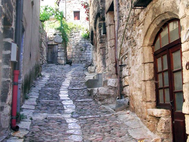 Ruelle pavée de Saint-Enimie dans les Gorges du tarn en Lozère