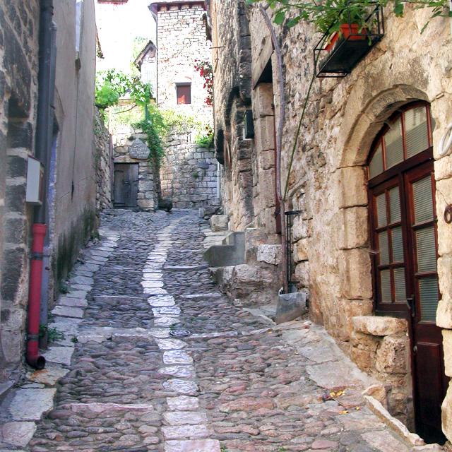 Ruelle pavée de Saint-Enimie dans les Gorges du tarn en Lozère