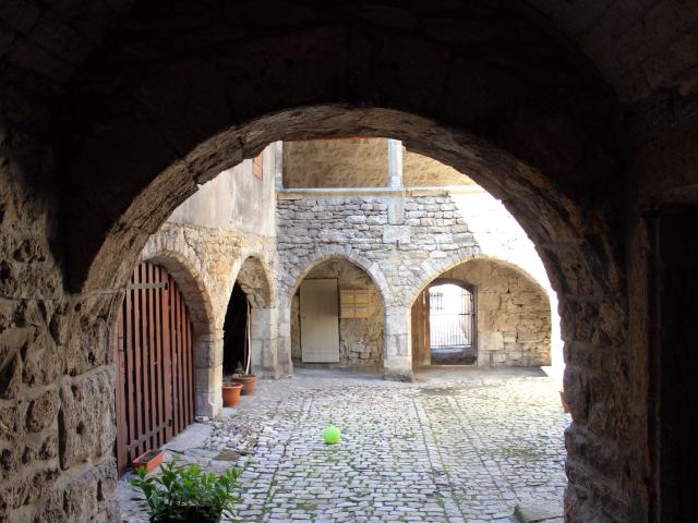 Cour de l'ancienne sinagogue