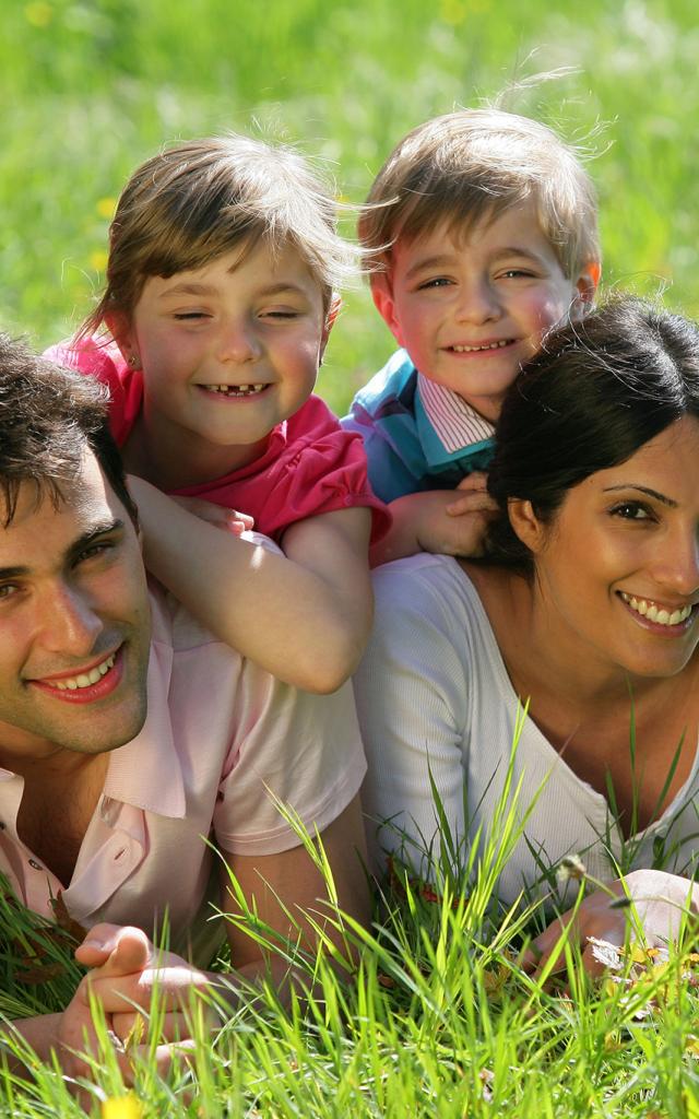 famille qui joue sur l'herbe