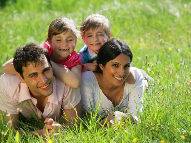 famille qui joue sur l'herbe