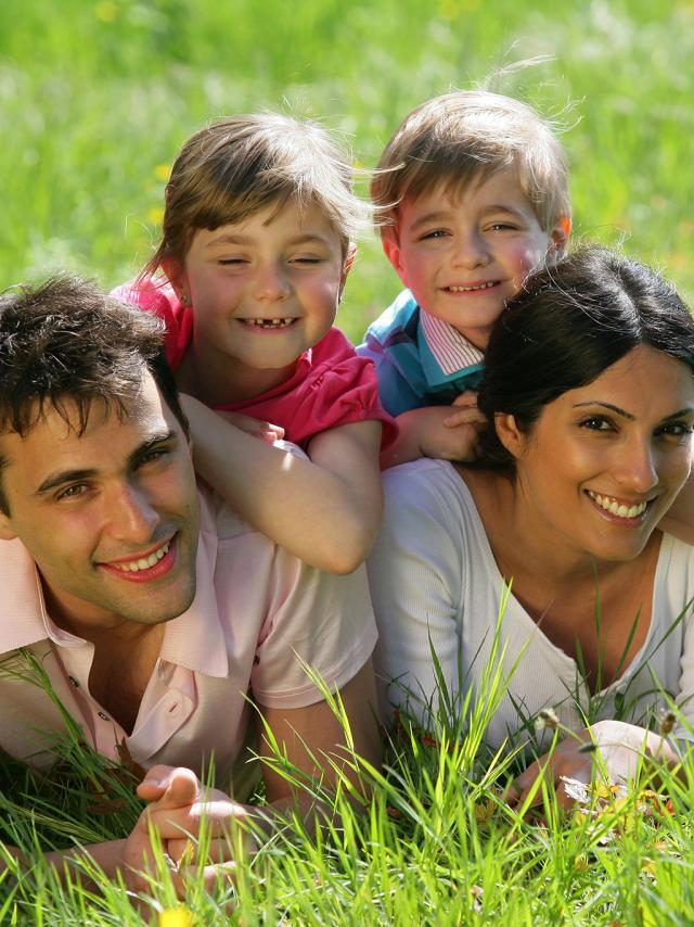 famille qui joue sur l'herbe