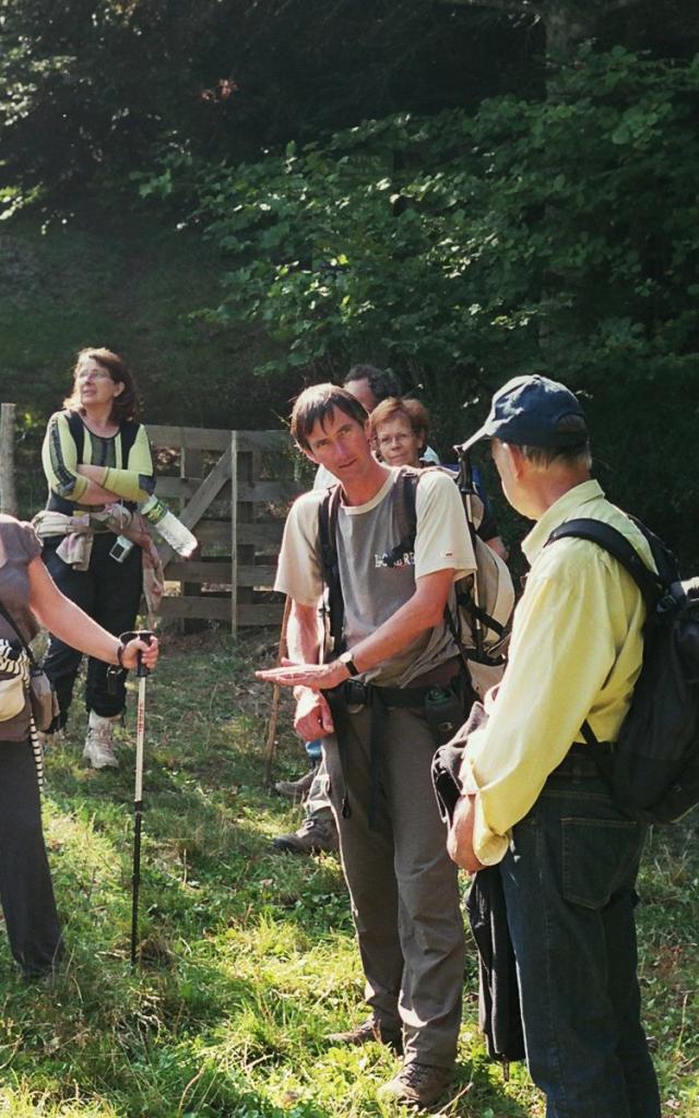 Benoit Courant, guide accompagnateur en montagne avec un groupe en forêt