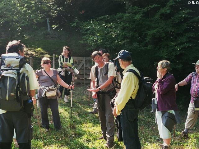 Benoit Courant, guide accompagnateur en montagne avec un groupe en forêt