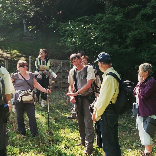 Benoit Courant, guide accompagnateur en montagne avec un groupe en forêt