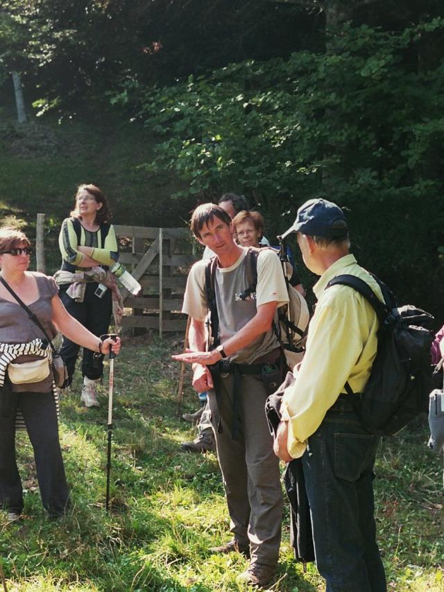 Benoit Courant, guide accompagnateur en montagne avec un groupe en forêt