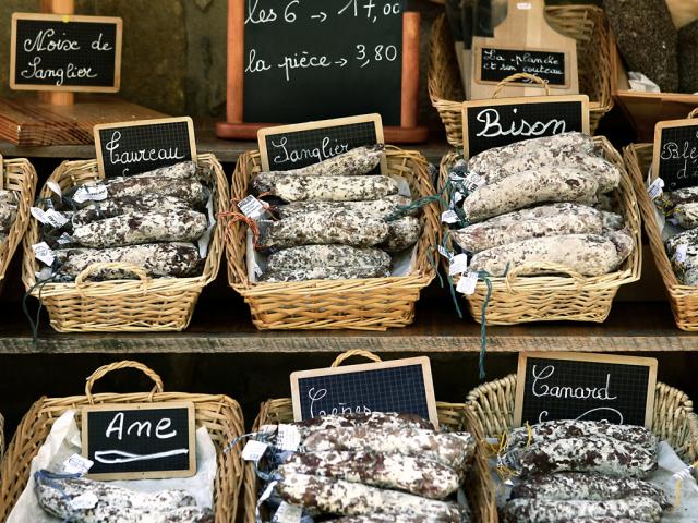 Étal de saucissons au marché