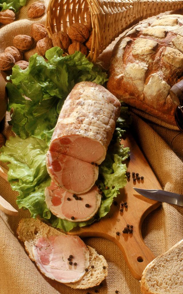 Presentation d'une terrine avec du pain de campagne