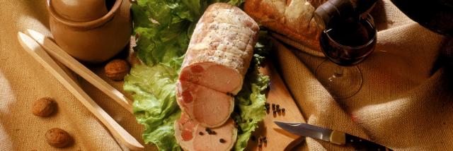 Präsentation einer Terrine mit Landbrot