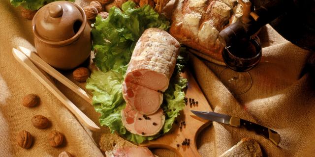 Presentation d'une terrine avec du pain de campagne