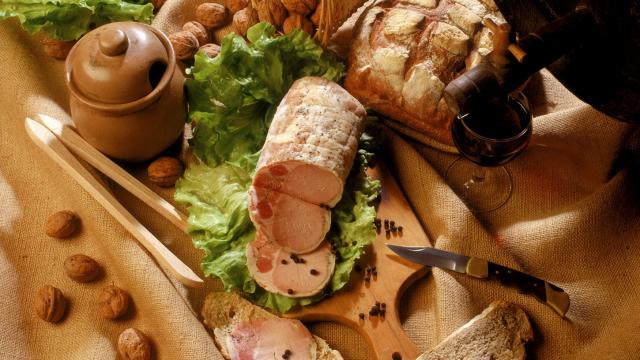 Presentation d'une terrine avec du pain de campagne