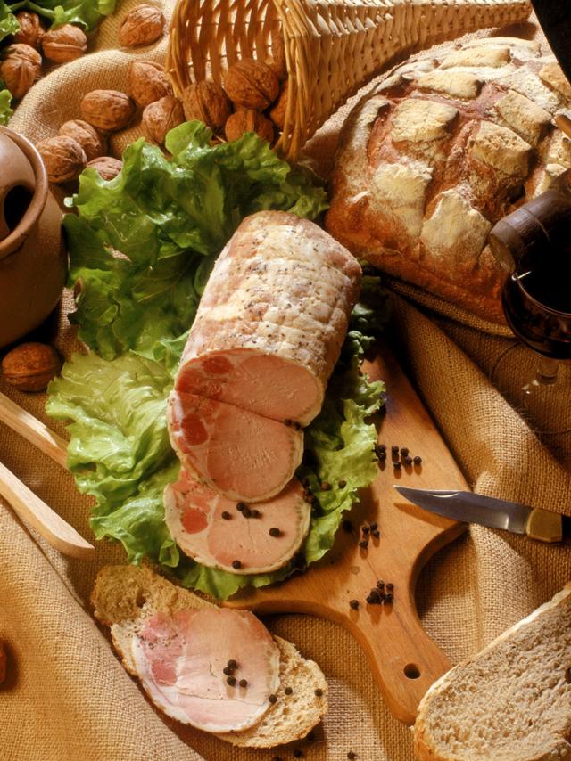 Präsentation einer Terrine mit Landbrot