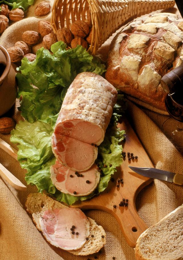 Presentation d'une terrine avec du pain de campagne