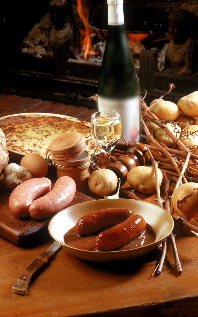 table garnie de victuailles avec Saucisses fraîches de pays