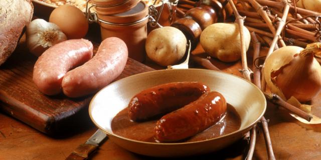 table garnie de victuailles avec Saucisses fraîches de pays