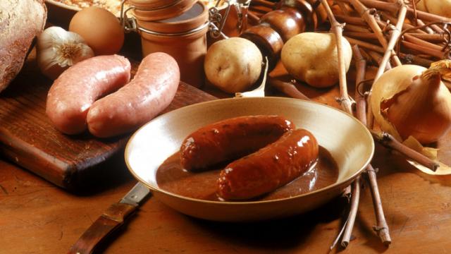 table garnie de victuailles avec Saucisses fraîches de pays