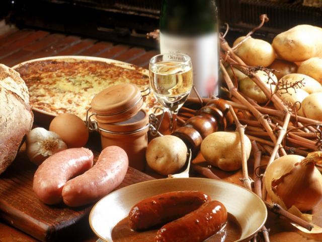 table garnie de victuailles avec Saucisses fraîches de pays