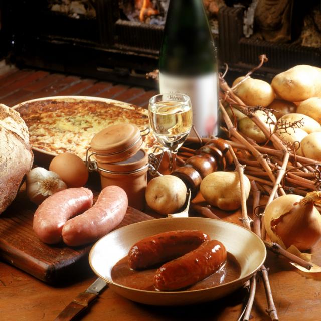 table garnie de victuailles avec Saucisses fraîches de pays