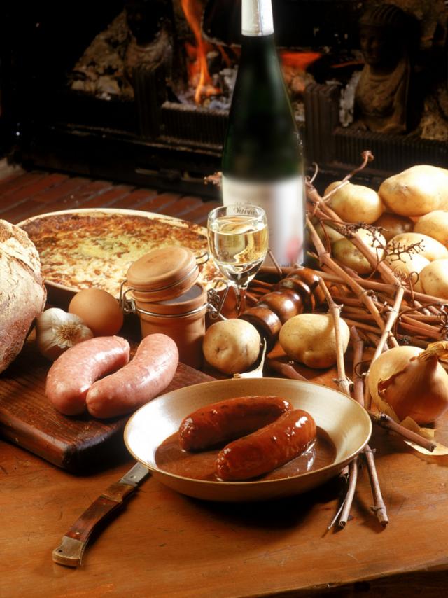 table garnie de victuailles avec Saucisses fraîches de pays