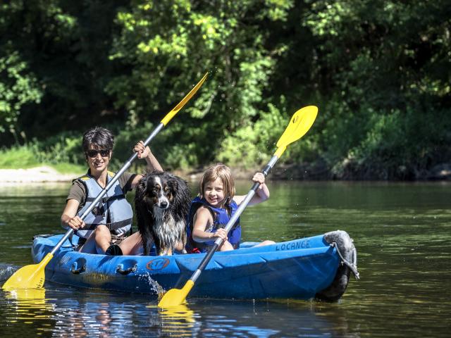 Famille en canoë avec un chien ©Locanoe