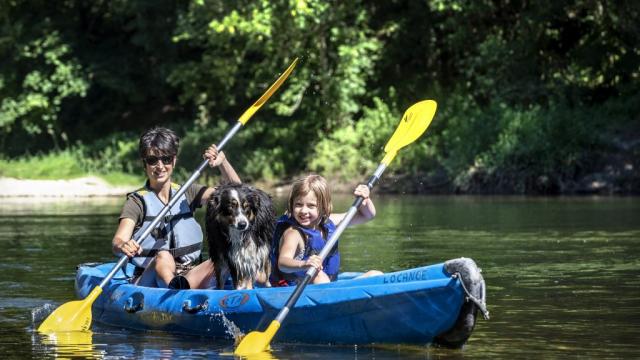 Famille en canoë avec un chien ©Locanoe