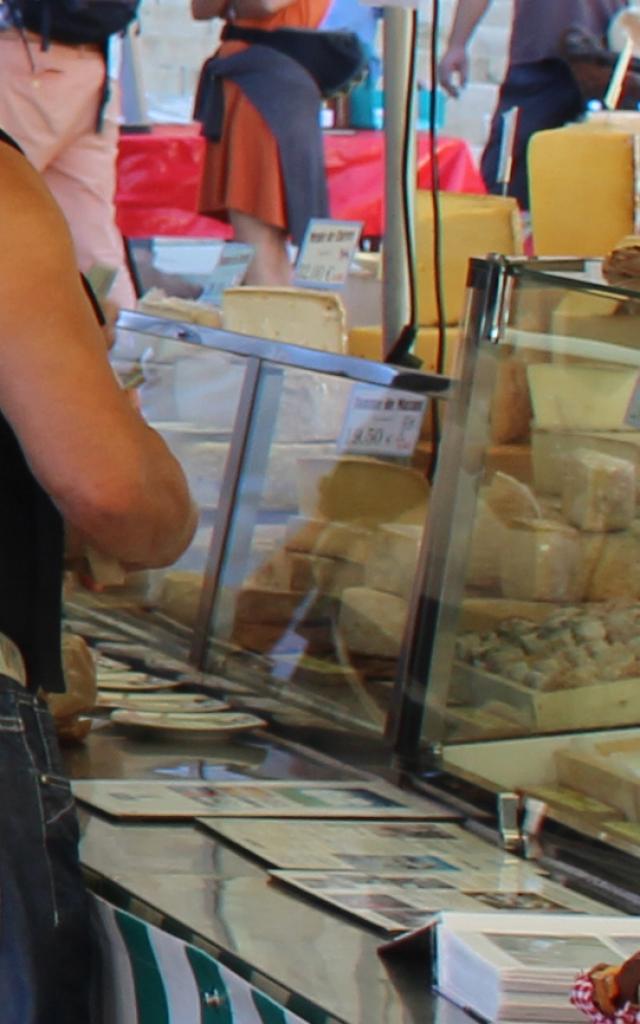 Etal de fromages au marché de Mende