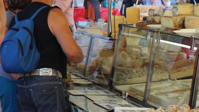 Käsestand auf dem Markt in Mende