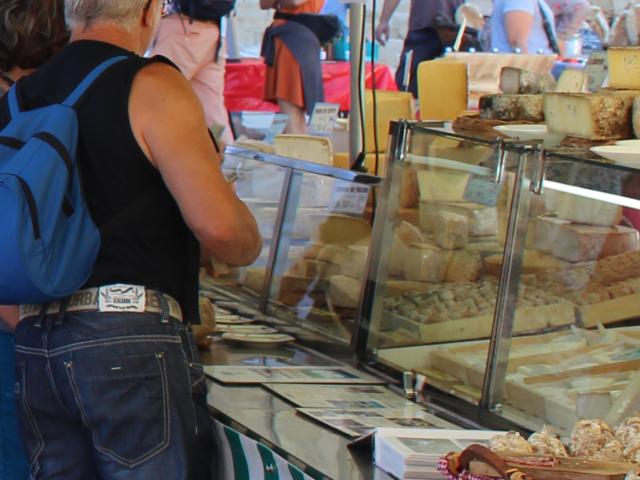 Etal de fromages au marché de Mende