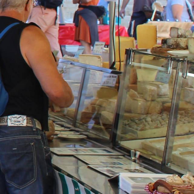 Etal de fromages au marché de Mende