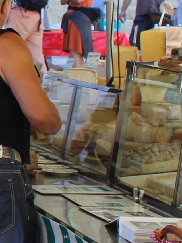 Käsestand auf dem Markt in Mende