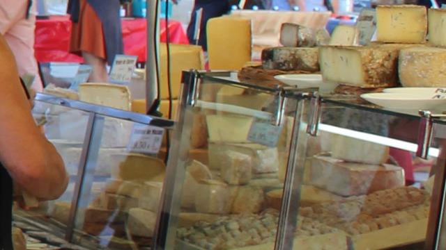 Etal de fromages au marché de Mende