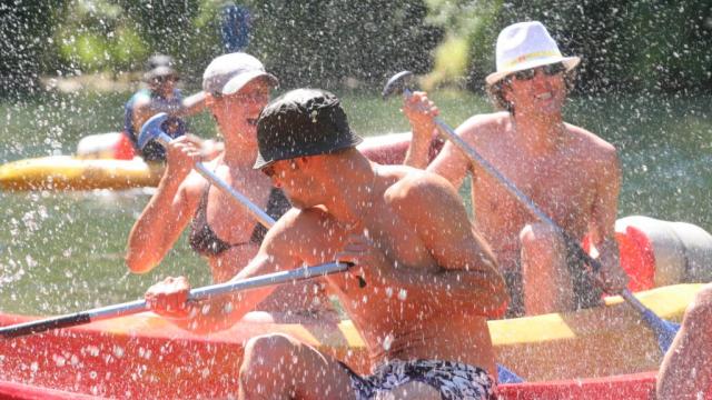 Jeunes qui s'éclaboussent en canoë dans les Gorges ©canoe 2000