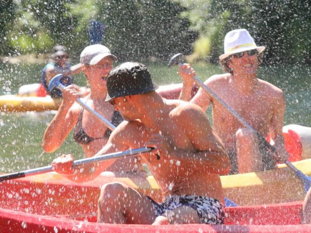 Jeunes qui s'éclaboussent en canoë dans les Gorges ©canoe 2000