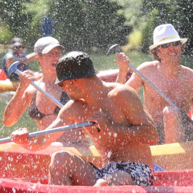 Jeunes qui s'éclaboussent en canoë dans les Gorges ©canoe 2000