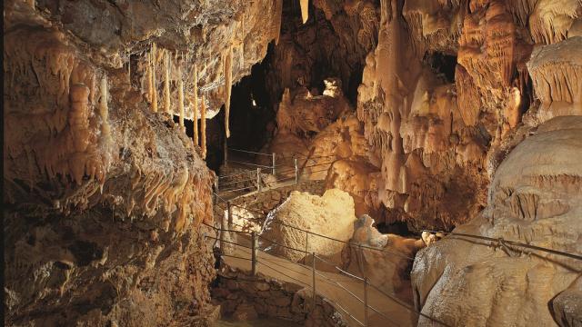 Grotte de Dargilan - Salle De La Fontaine Horizontale