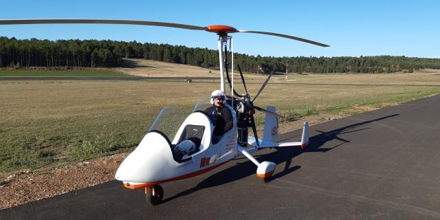 Lufttaufe in einem Ultraleichtflugzeug mit Tragschrauber