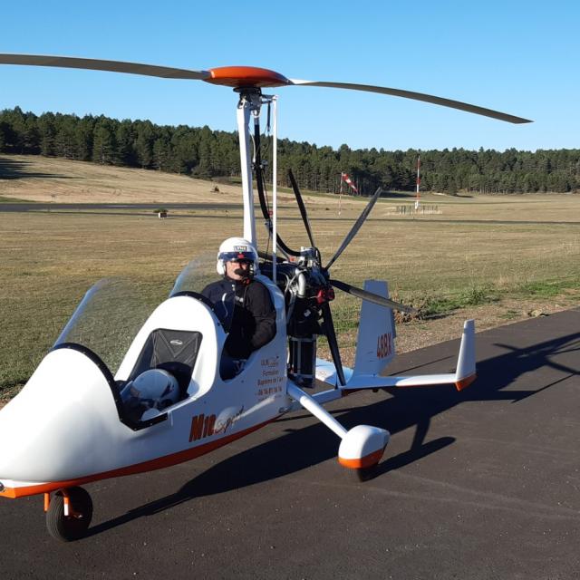 Lufttaufe in einem Ultraleichtflugzeug mit Tragschrauber