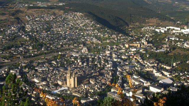 Allgemeiner Blick auf die Stadt Mende vom Panorama des Kreuzes auf dem Mont-Mimat aus