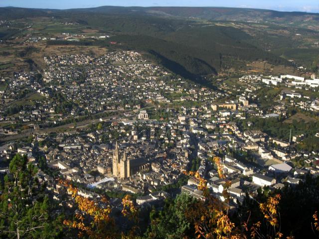 Allgemeiner Blick auf die Stadt Mende vom Panorama des Kreuzes auf dem Mont-Mimat aus