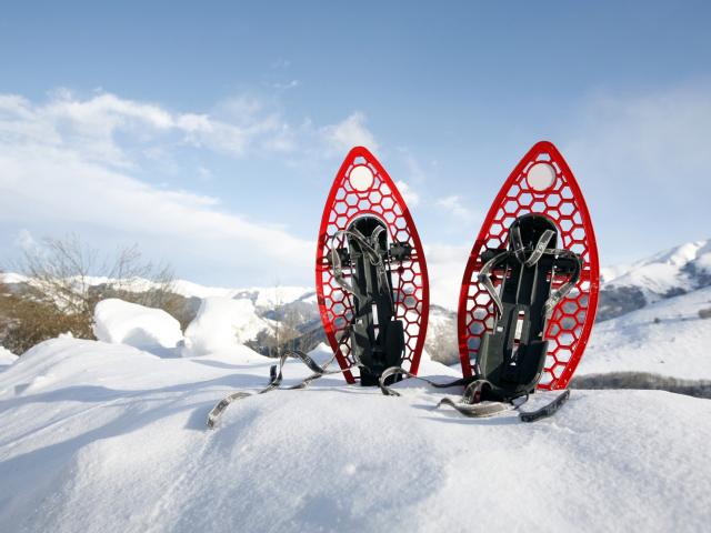 Raquettes à neige plantées dans la neige