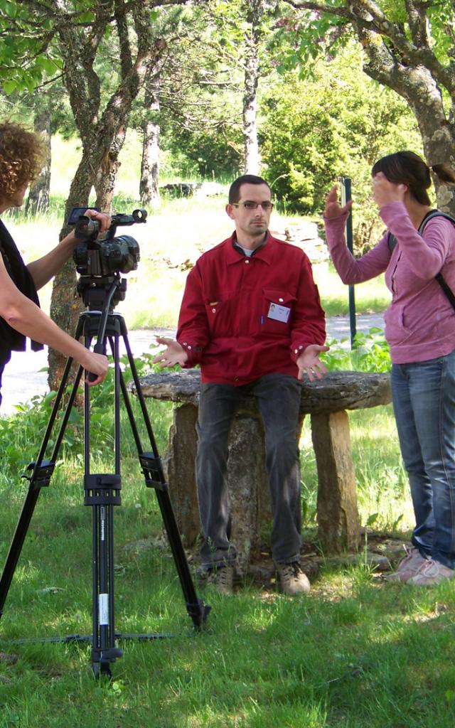 Tournage devant la grotte de l'Aven Armand