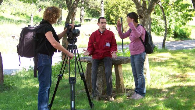 Tournage devant la grotte de l'Aven Armand