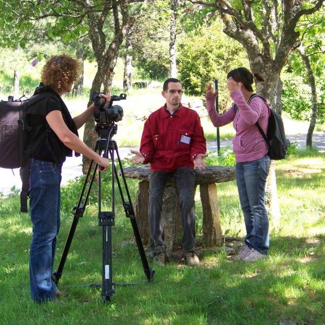 Tournage devant la grotte de l'Aven Armand